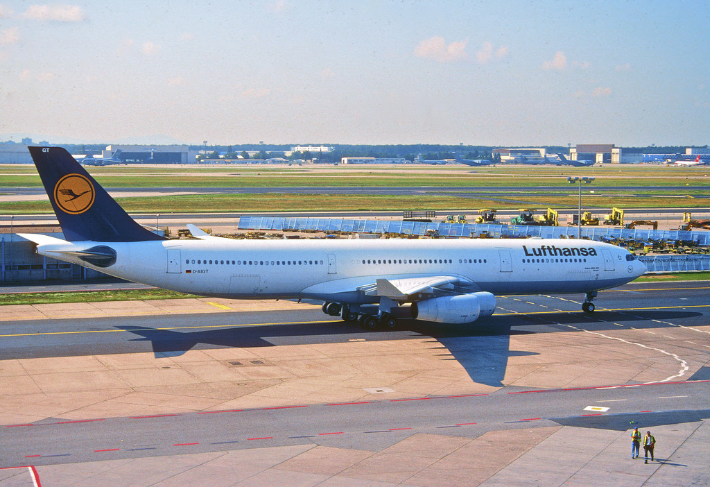 Photo of Lufthansa D-AIGT, Airbus A340-300