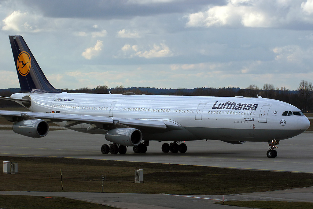Photo of Lufthansa D-AIGU, Airbus A340-300