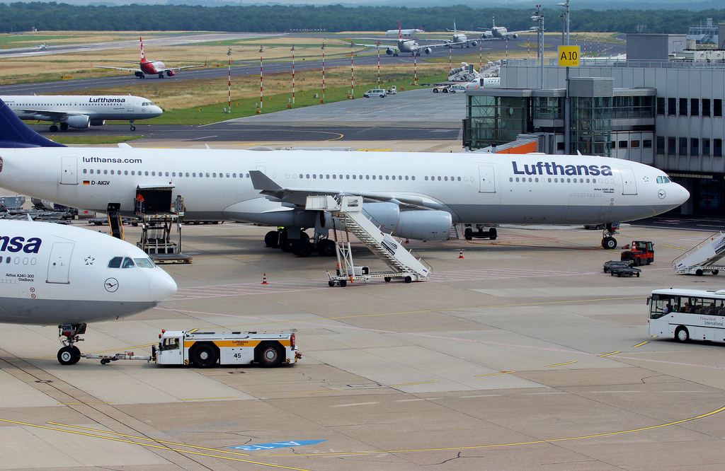 Photo of Lufthansa D-AIGW, Airbus A340-300