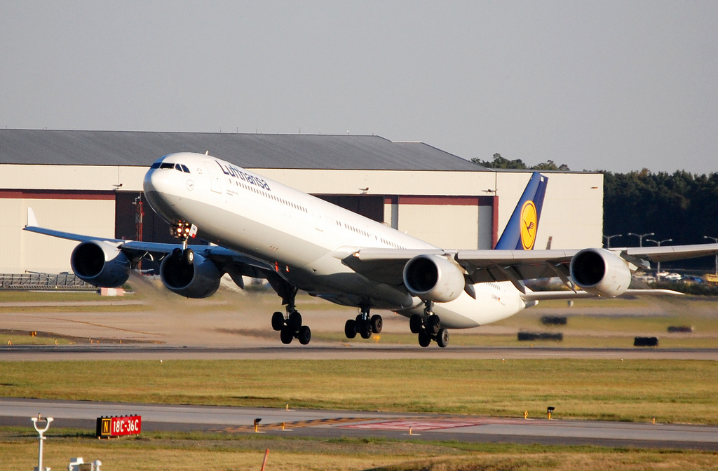 Photo of Lufthansa D-AIHA, Airbus A340-600