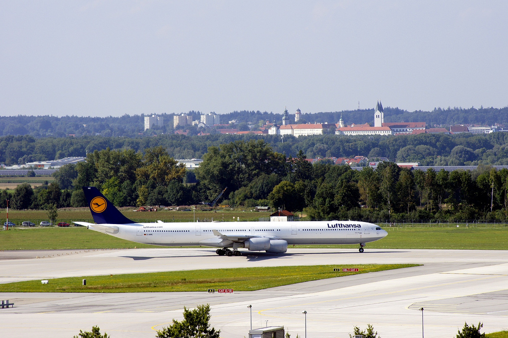 Photo of Lufthansa D-AIHC, Airbus A340-600