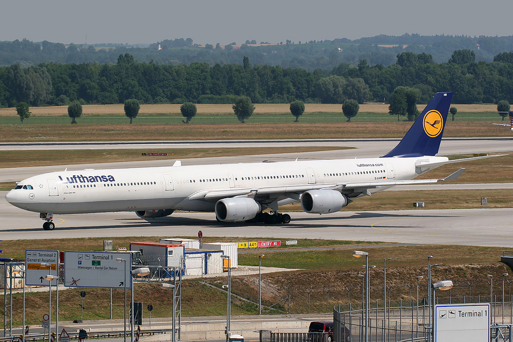 Photo of Lufthansa D-AIHR, Airbus A340-600
