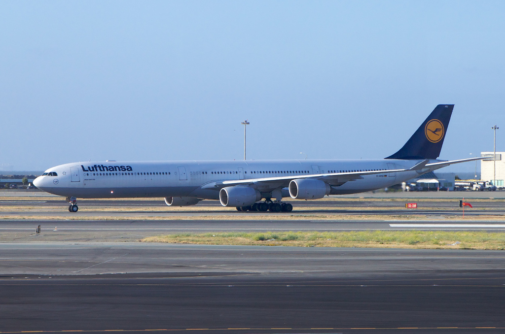 Photo of Lufthansa D-AIHU, Airbus A340-600