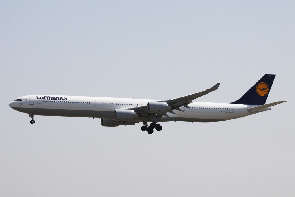 Photo of Lufthansa D-AIHY, Airbus A340-600
