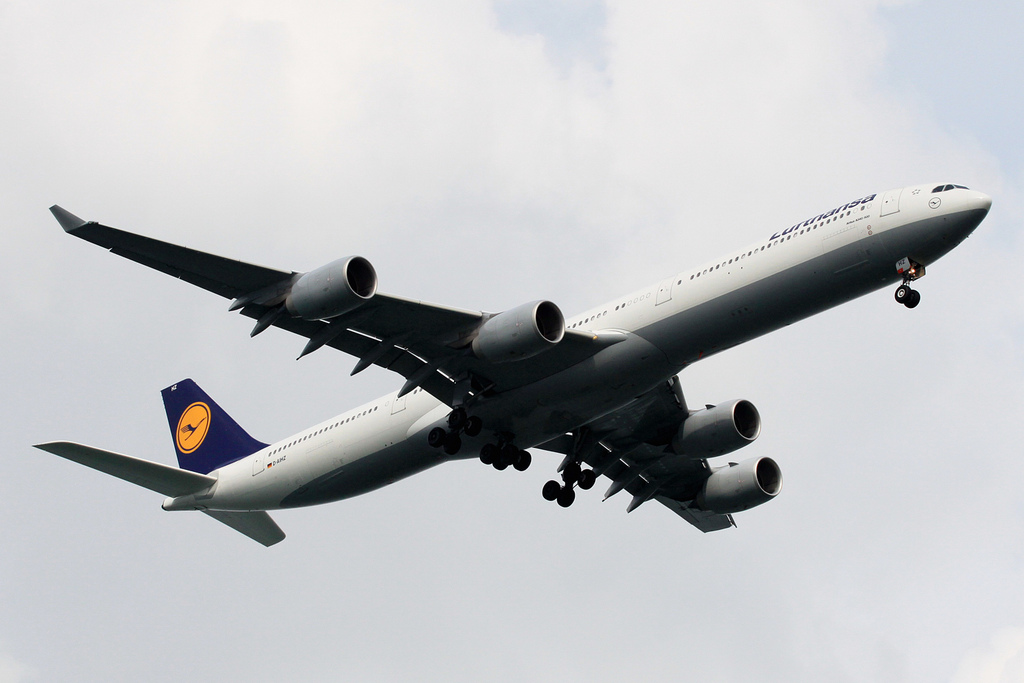 Photo of Lufthansa D-AIHZ, Airbus A340-600
