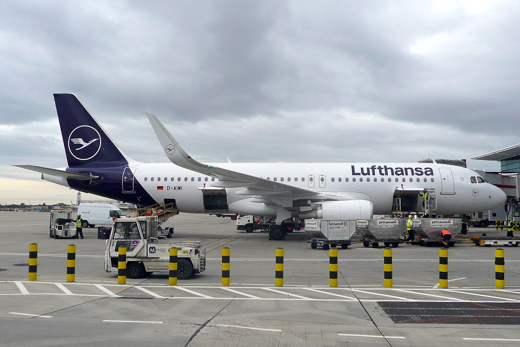 Photo of Lufthansa D-AIWI, Airbus A320