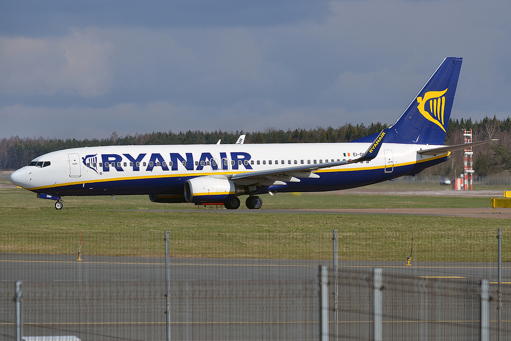 Photo of Ryanair EI-DHH, Boeing 737-800