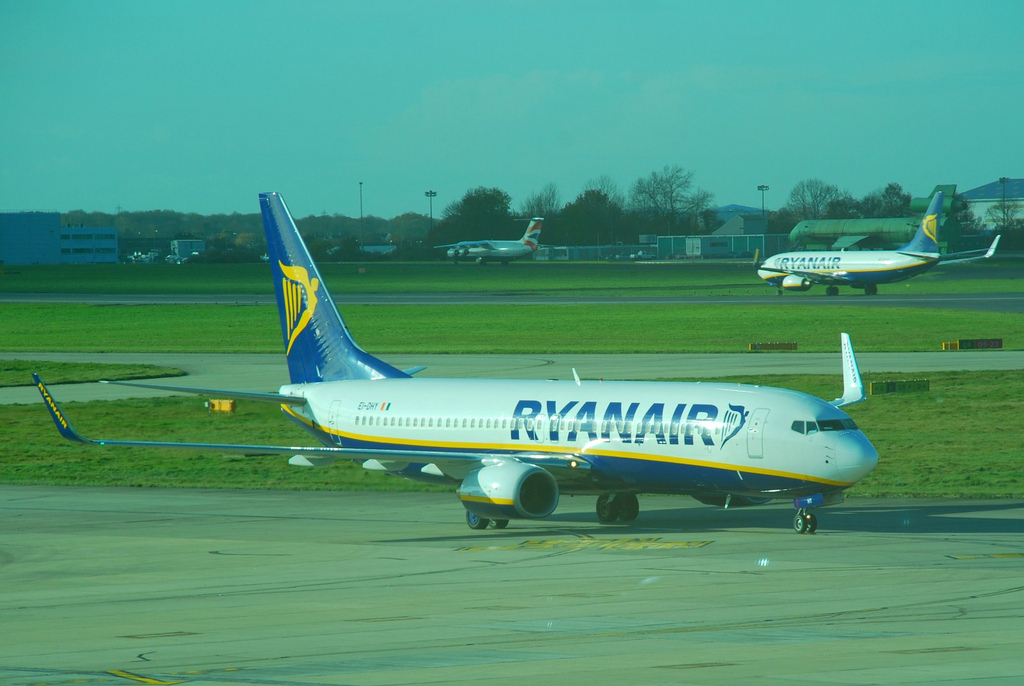 Photo of Ryanair EI-DHY, Boeing 737-800