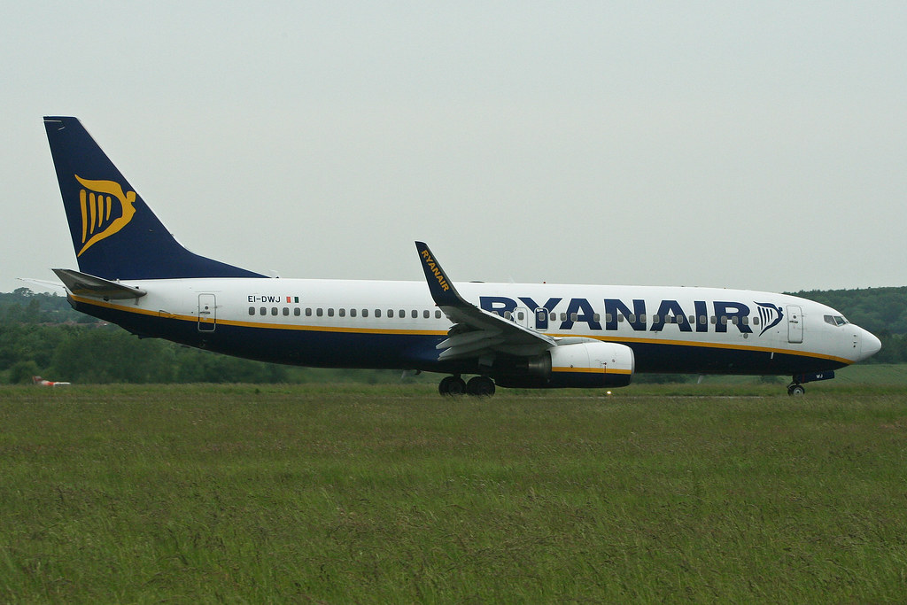 Photo of Ryanair EI-DWJ, Boeing 737-800