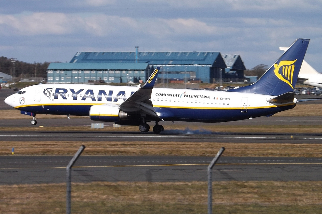 Photo of Ryanair EI-DYI, Boeing 737-800
