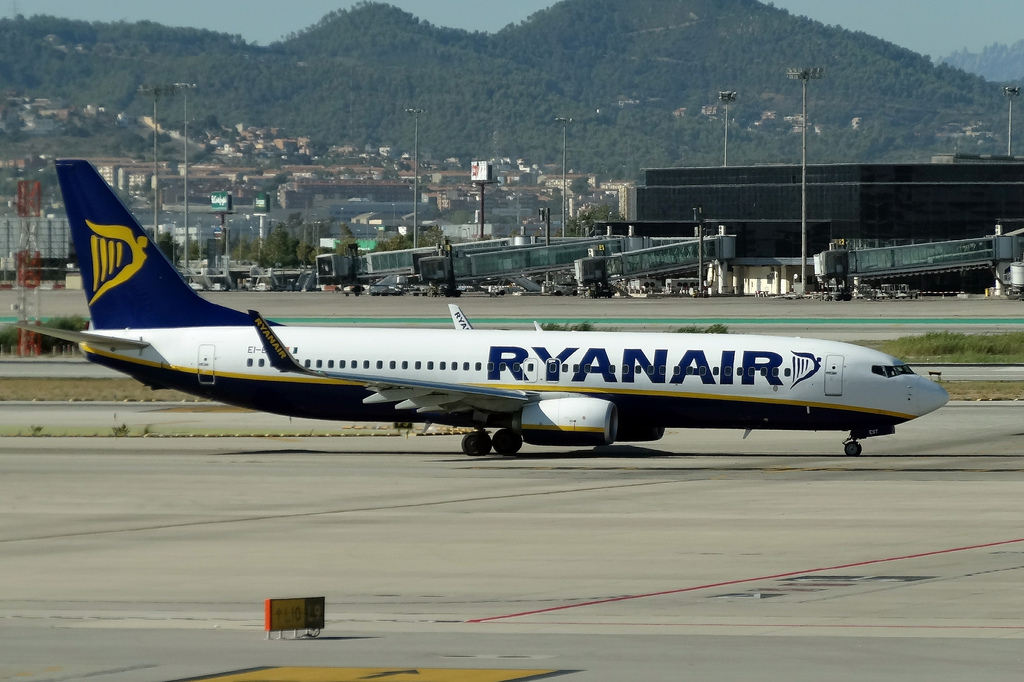Photo of Ryanair EI-EST, Boeing 737-800