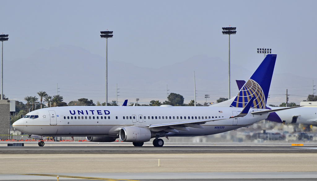Photo of United N18220, Boeing 737-800