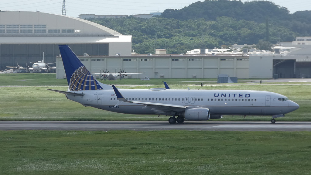 Photo of United N77295, Boeing 737-800