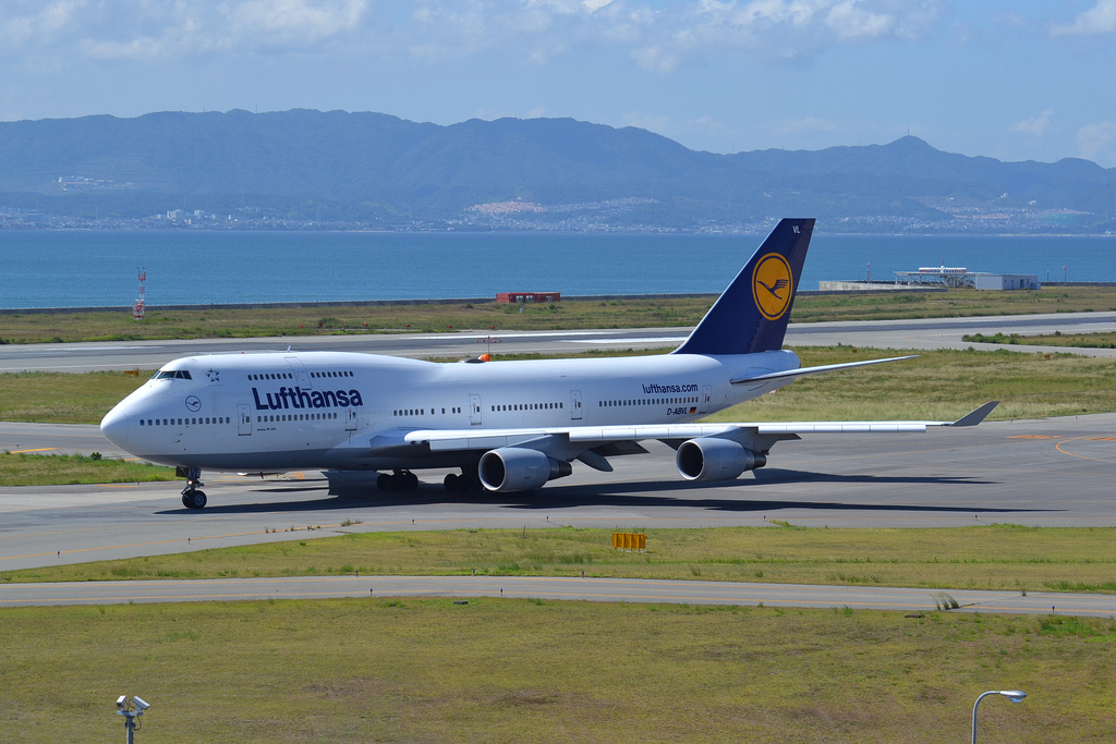 Photo of Lufthansa D-ABVL, Boeing 747-400