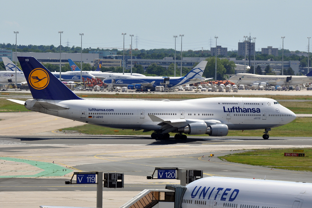 Photo of Lufthansa D-ABVO, Boeing 747-400
