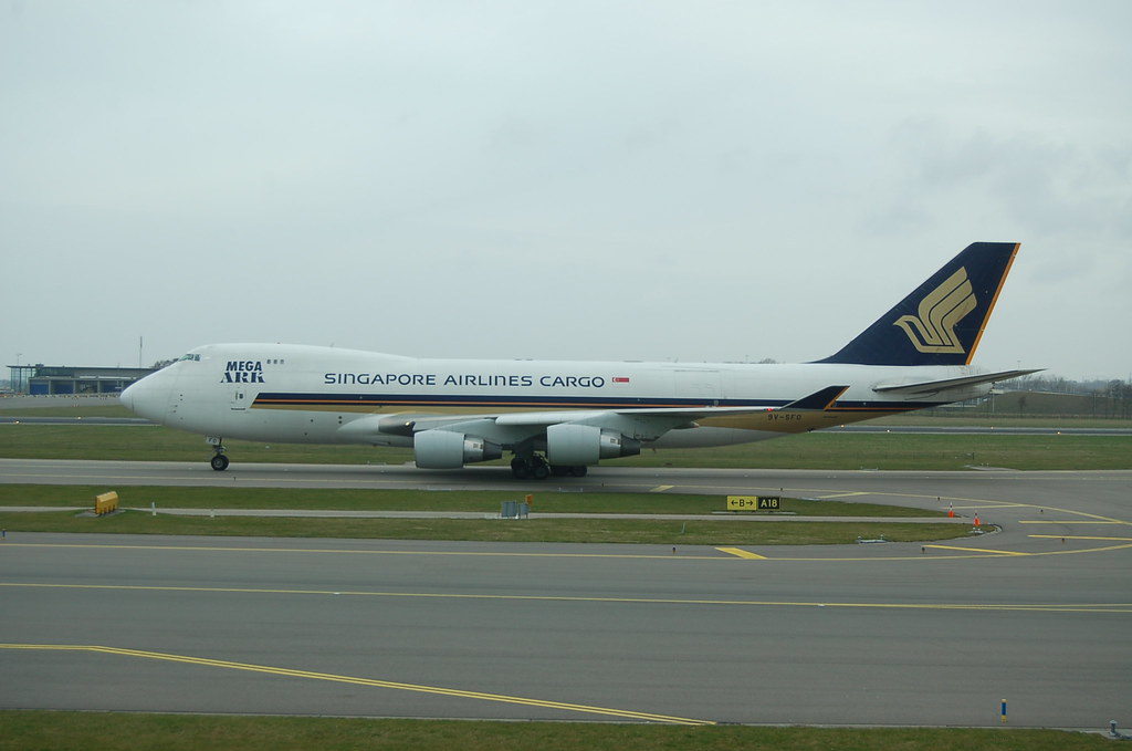 Photo of Singapore Airlines 9V-SFO, Boeing 747-400