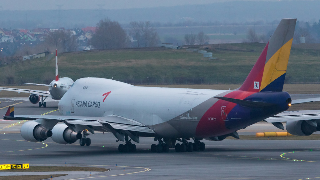 Photo of Asiana Airlines HL7420, Boeing 747-400