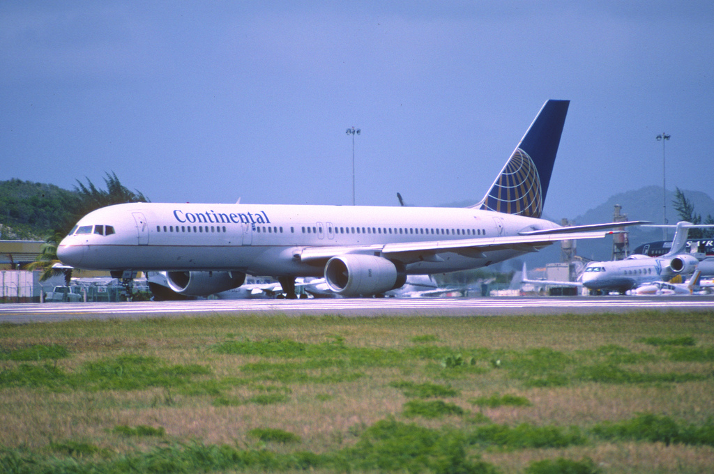 Photo of United N12125, Boeing 757-200