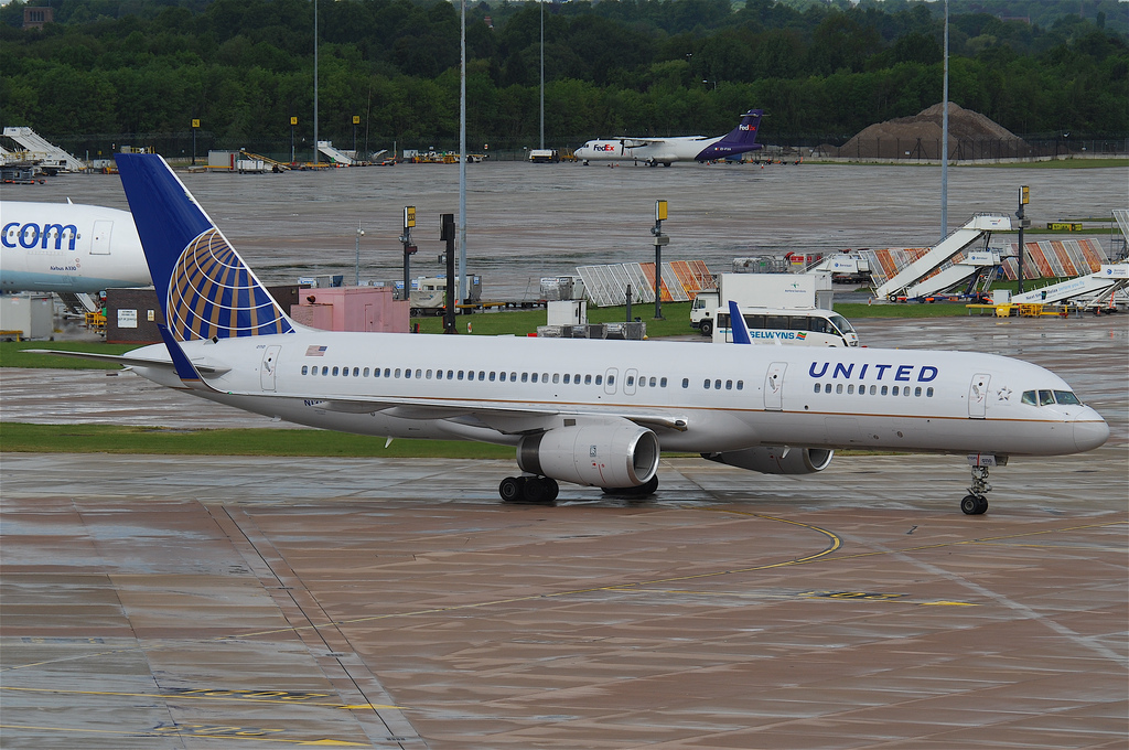 Photo of United N13110, Boeing 757-200