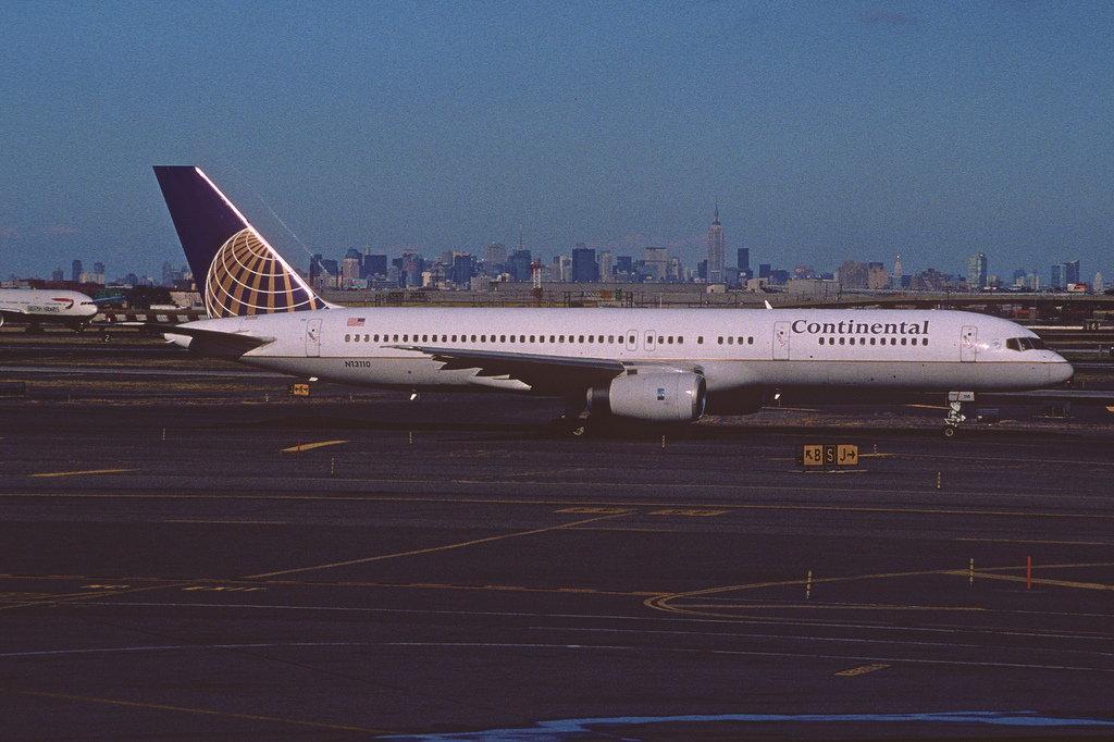 Photo of United N13110, Boeing 757-200