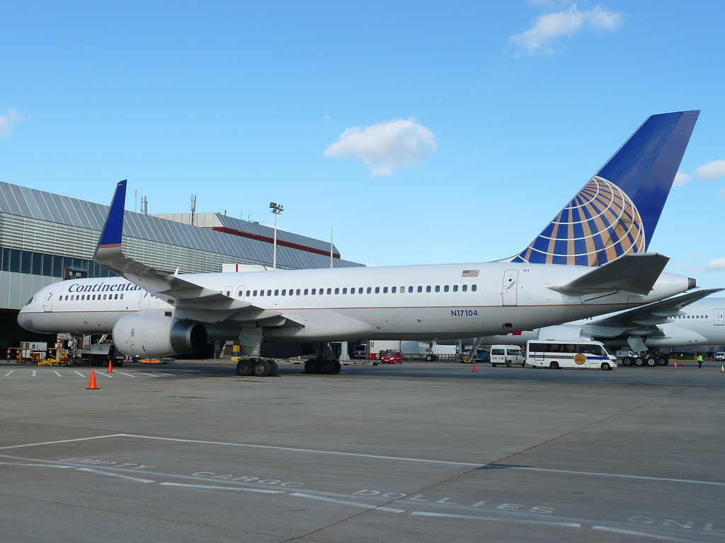 Photo of United N17104, Boeing 757-200