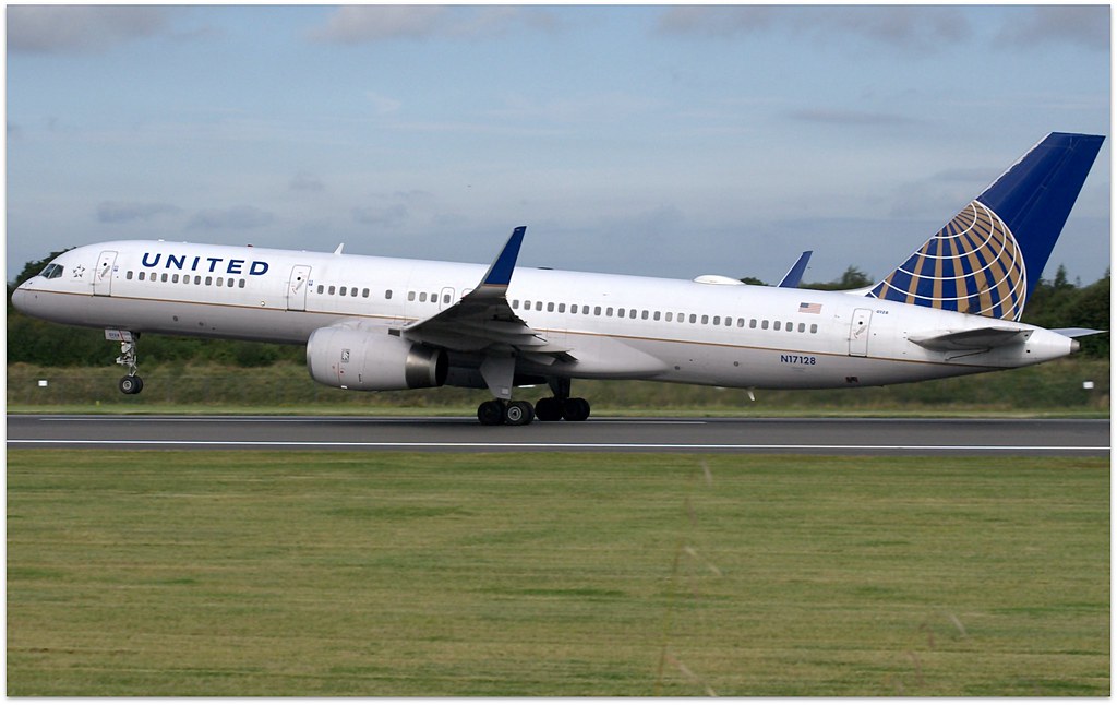 Photo of United N17128, Boeing 757-200