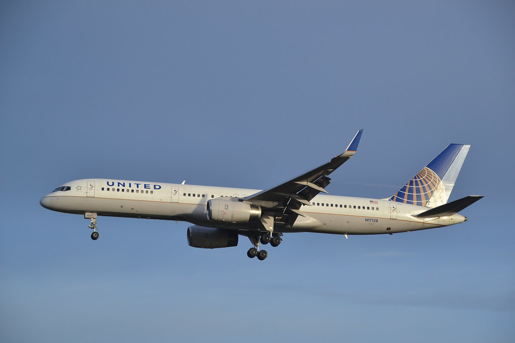 Photo of United N17128, Boeing 757-200