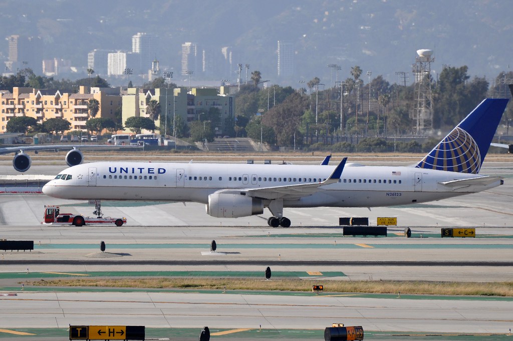 Photo of United N26123, Boeing 757-200