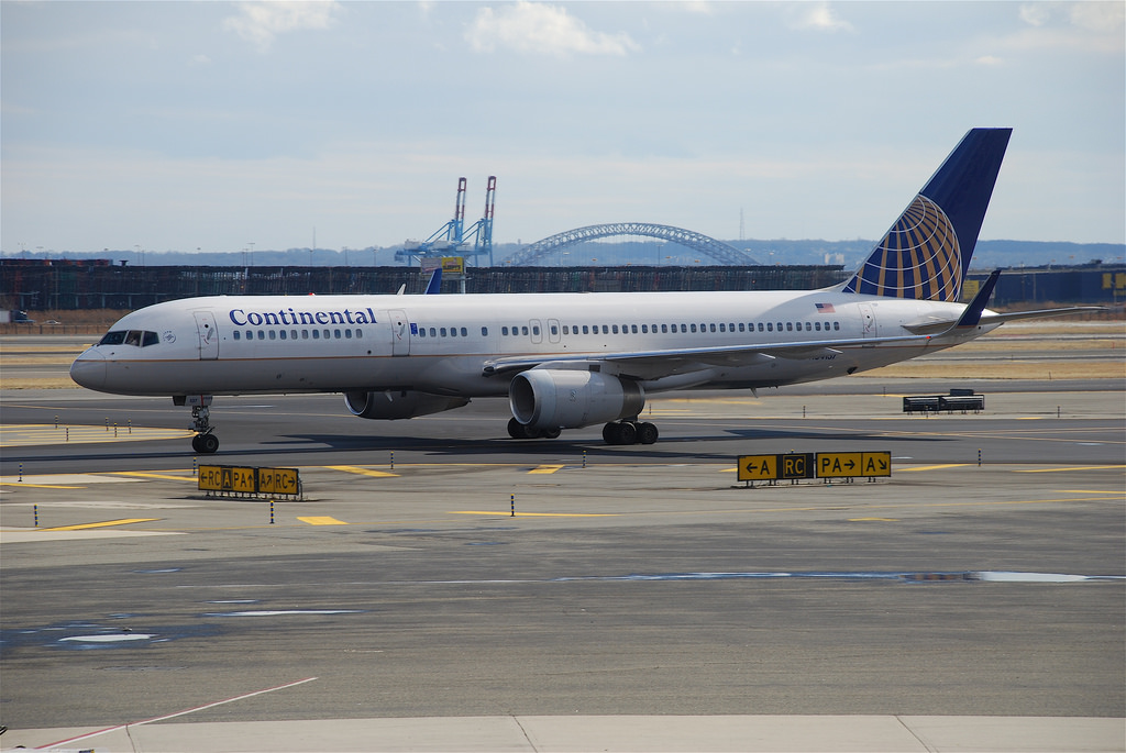 Photo of United N34137, Boeing 757-200