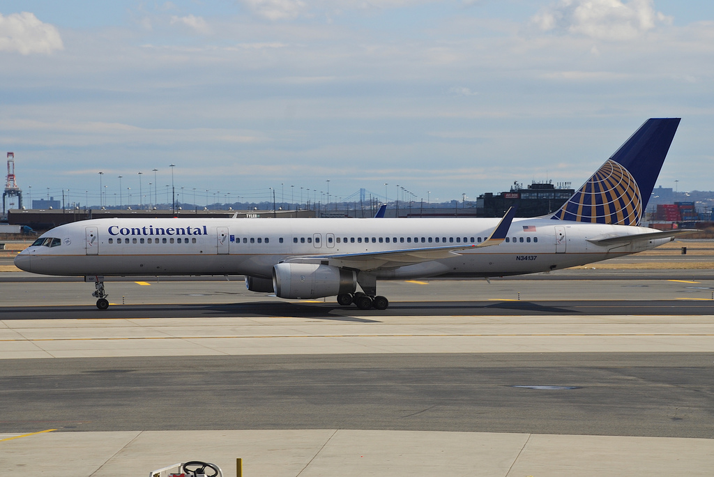 Photo of United N34137, Boeing 757-200