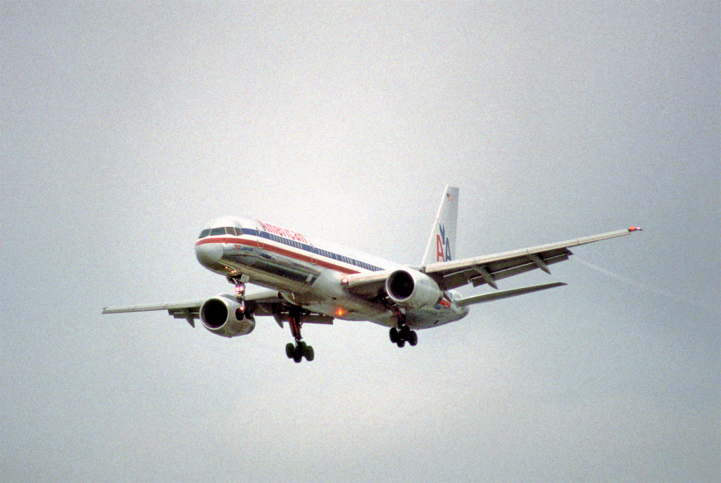 Photo of American Airlines N689AA, Boeing 757-200