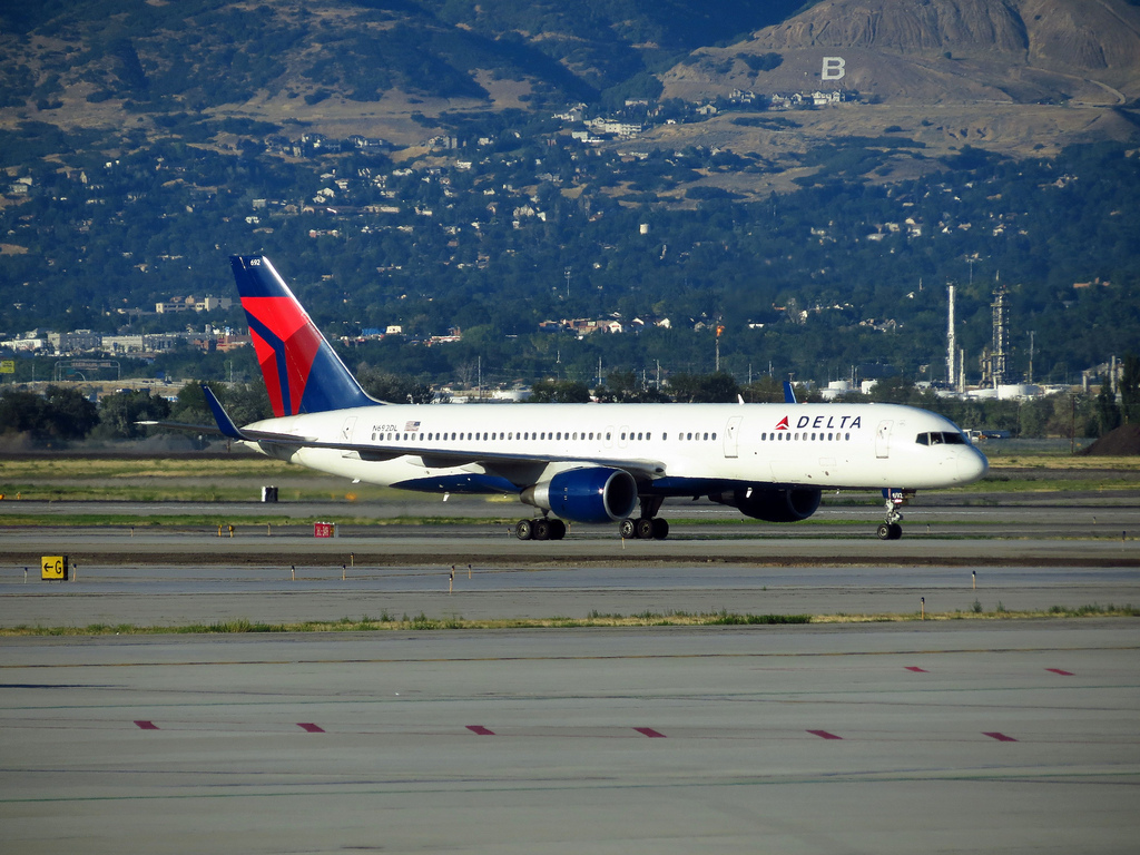 Photo of Delta Airlines N692DL, Boeing 757-200