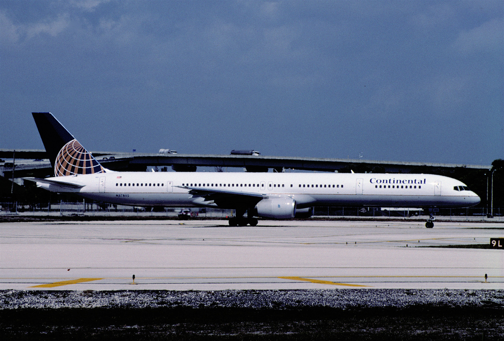 Photo of United N57852, Boeing 757-300