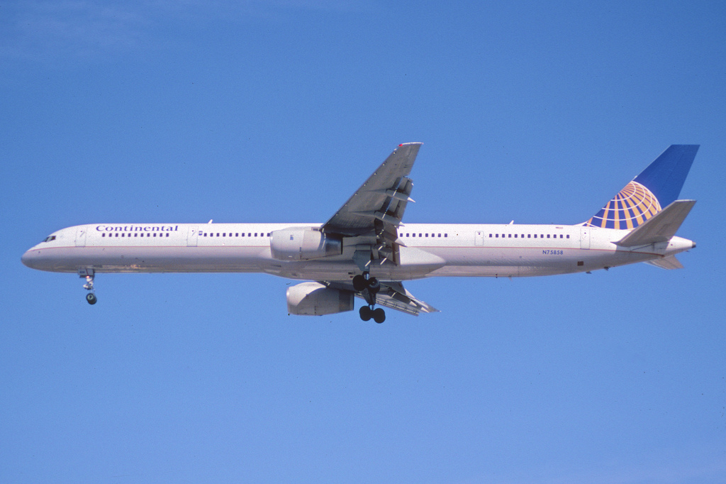 Photo of United N75858, Boeing 757-300