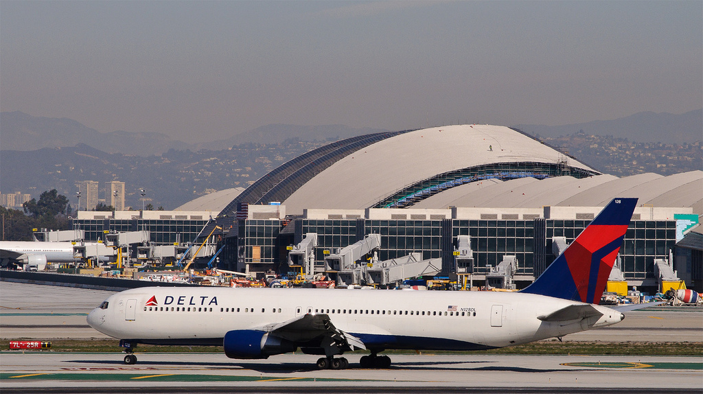 Photo of Delta Airlines N128DL, Boeing 767-300