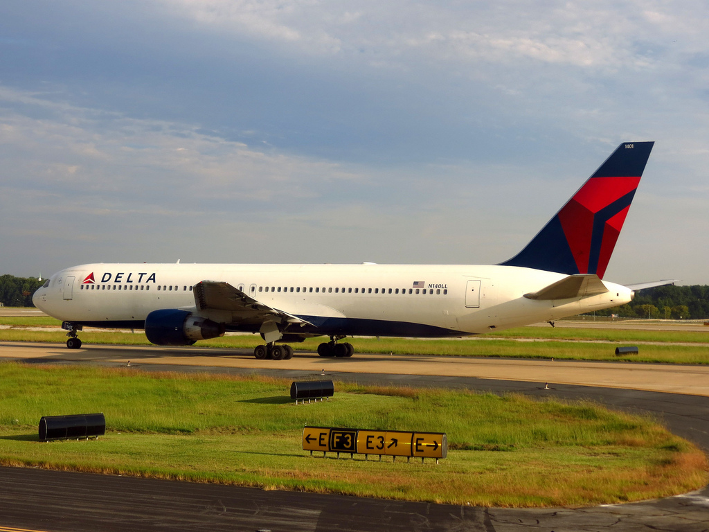 Photo of Delta Airlines N140LL, Boeing 767-300