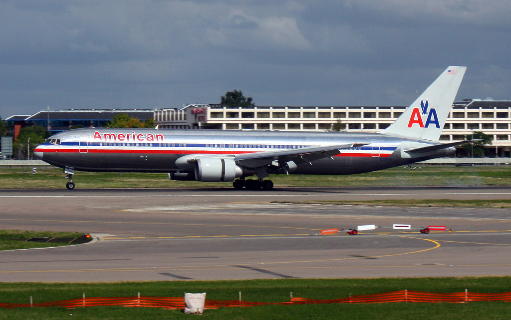 Photo of American Airlines N352AA, Boeing 767-300