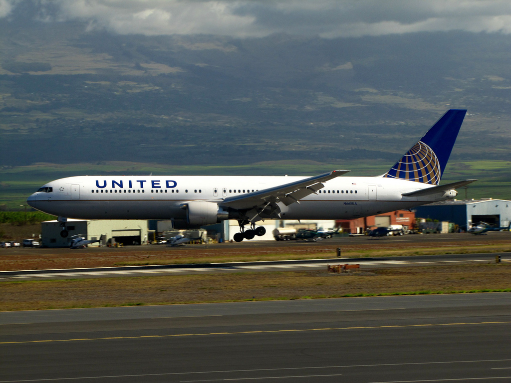 Photo of United N665UA, Boeing 767-300