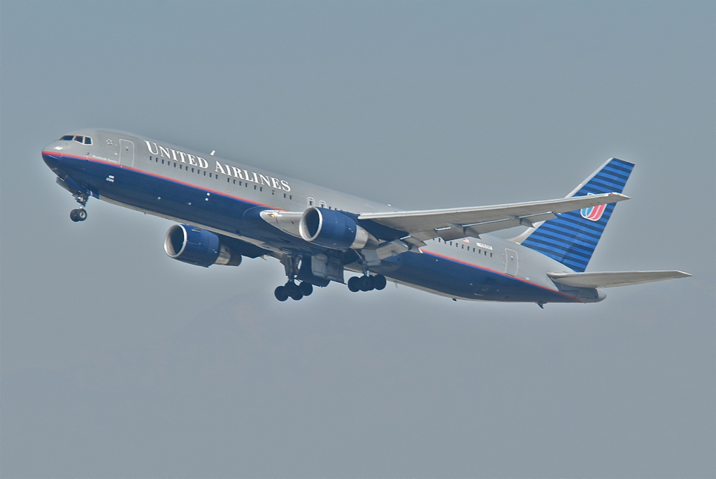Photo of  N666UA, Boeing 767-300