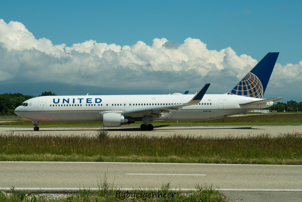 Photo of United N667UA, Boeing 767-300