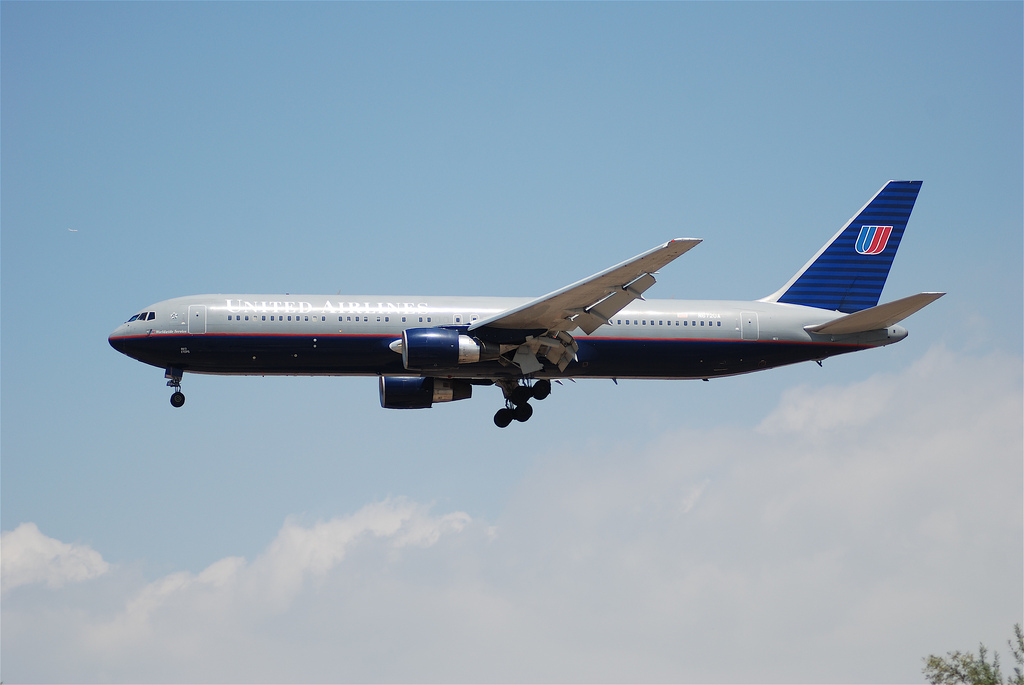 Photo of United N672UA, Boeing 767-300