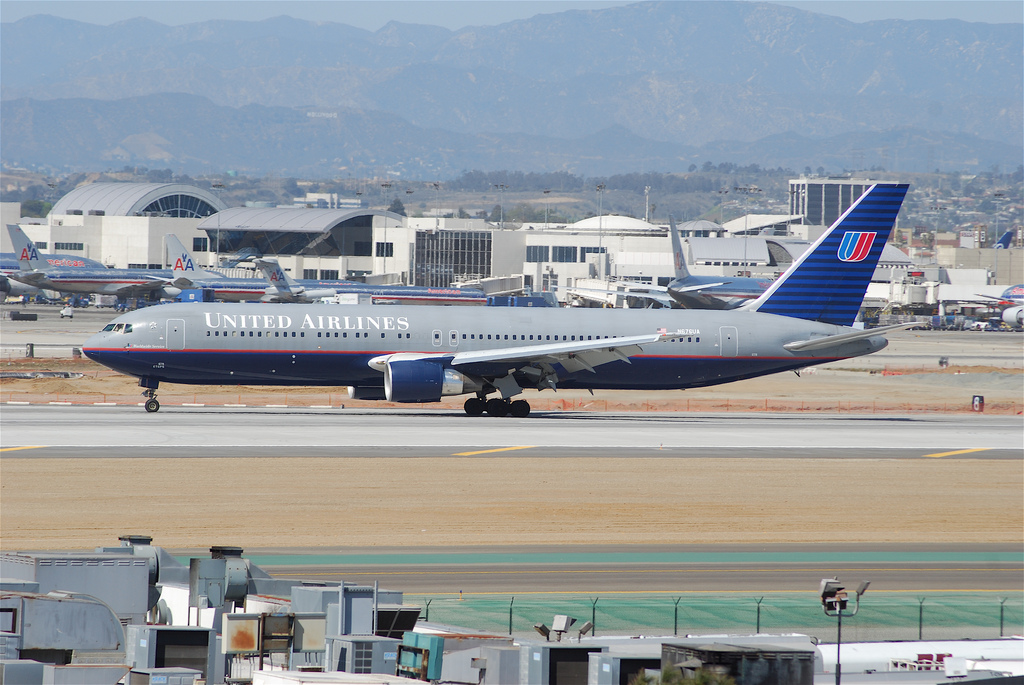 Photo of United N676UA, Boeing 767-300