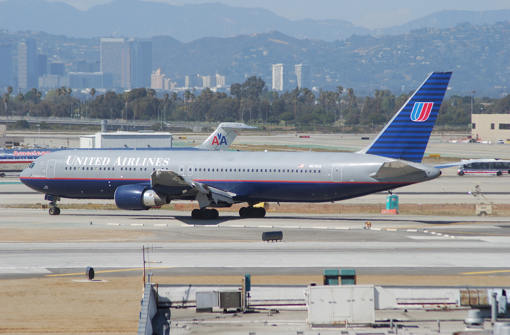 Photo of United N676UA, Boeing 767-300