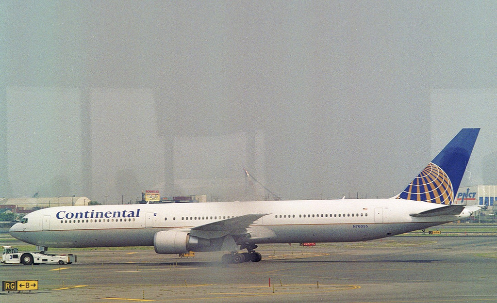 Photo of United N76055, Boeing 767-400