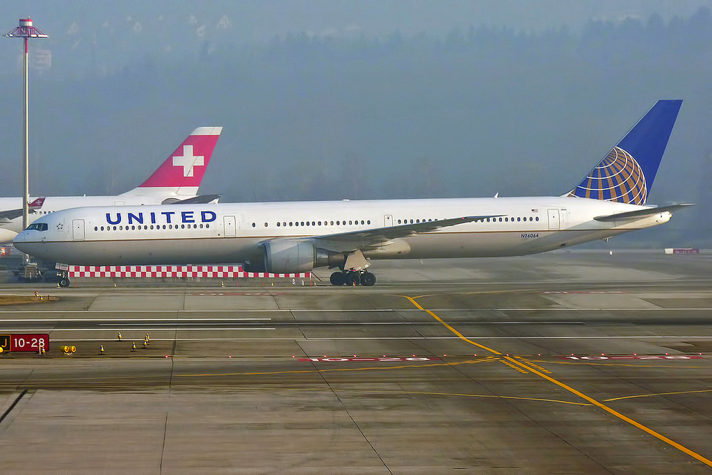 Photo of United N76064, Boeing 767-400
