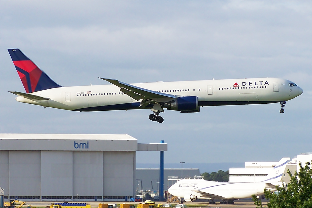 Photo of Delta Airlines N825MH, Boeing 767-400