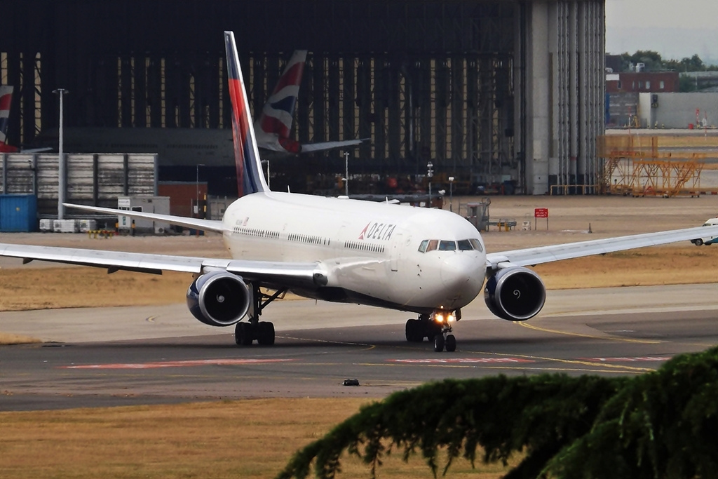 Photo of Delta Airlines N826MH, Boeing 767-400