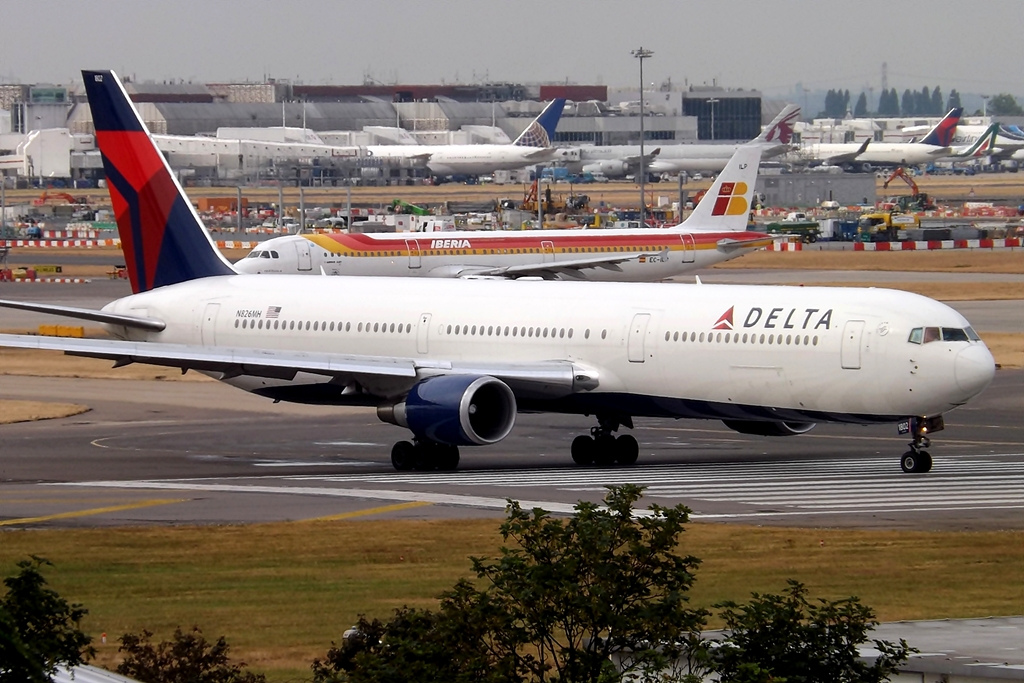 Photo of Delta Airlines N826MH, Boeing 767-400