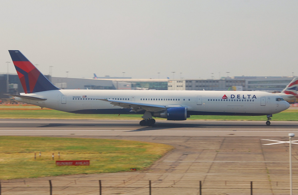 Photo of Delta Airlines N828MH, Boeing 767-400