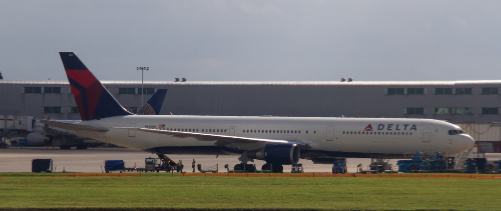 Photo of Delta Airlines N828MH, Boeing 767-400
